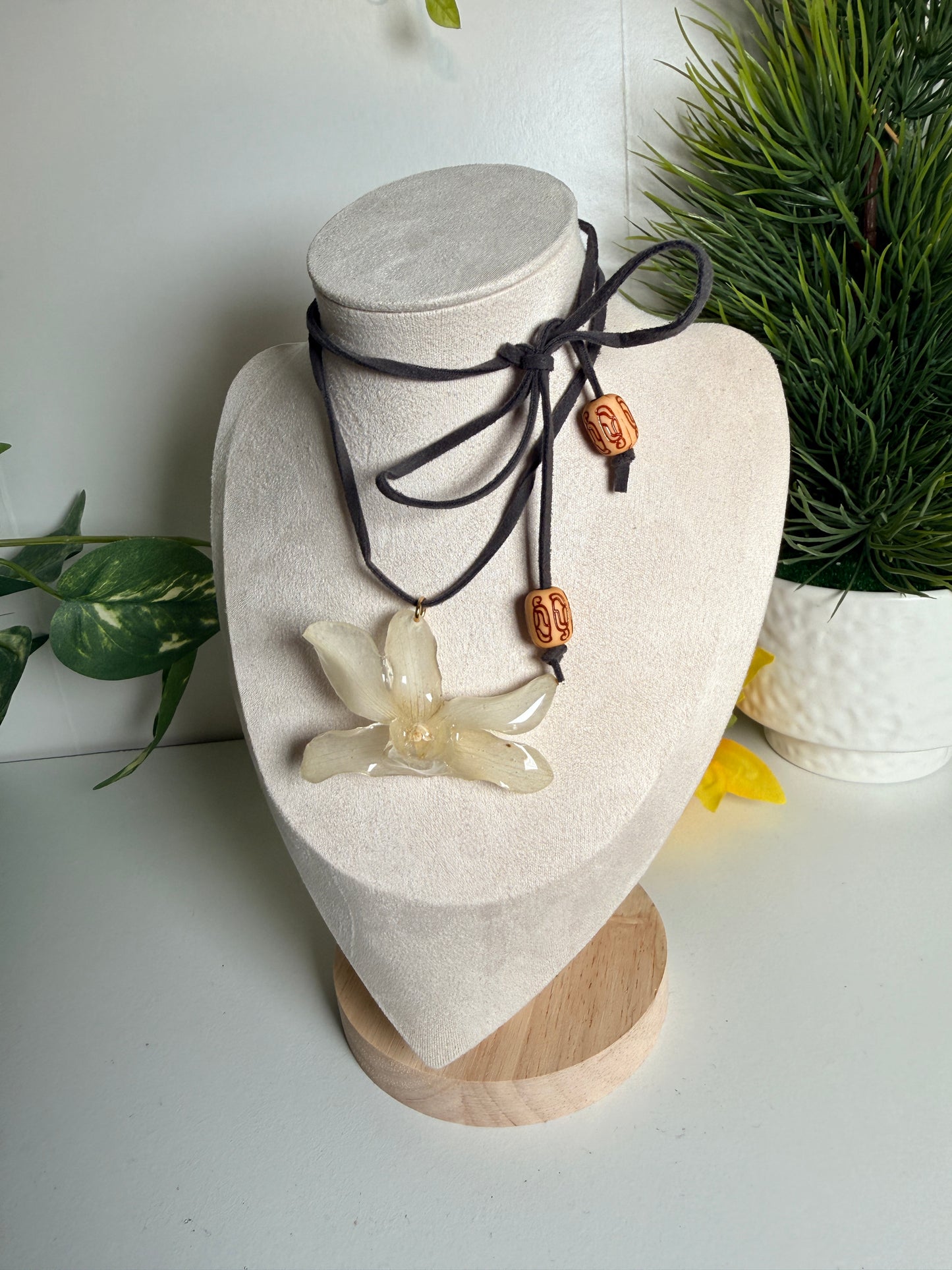 Dendrobium orchid choker