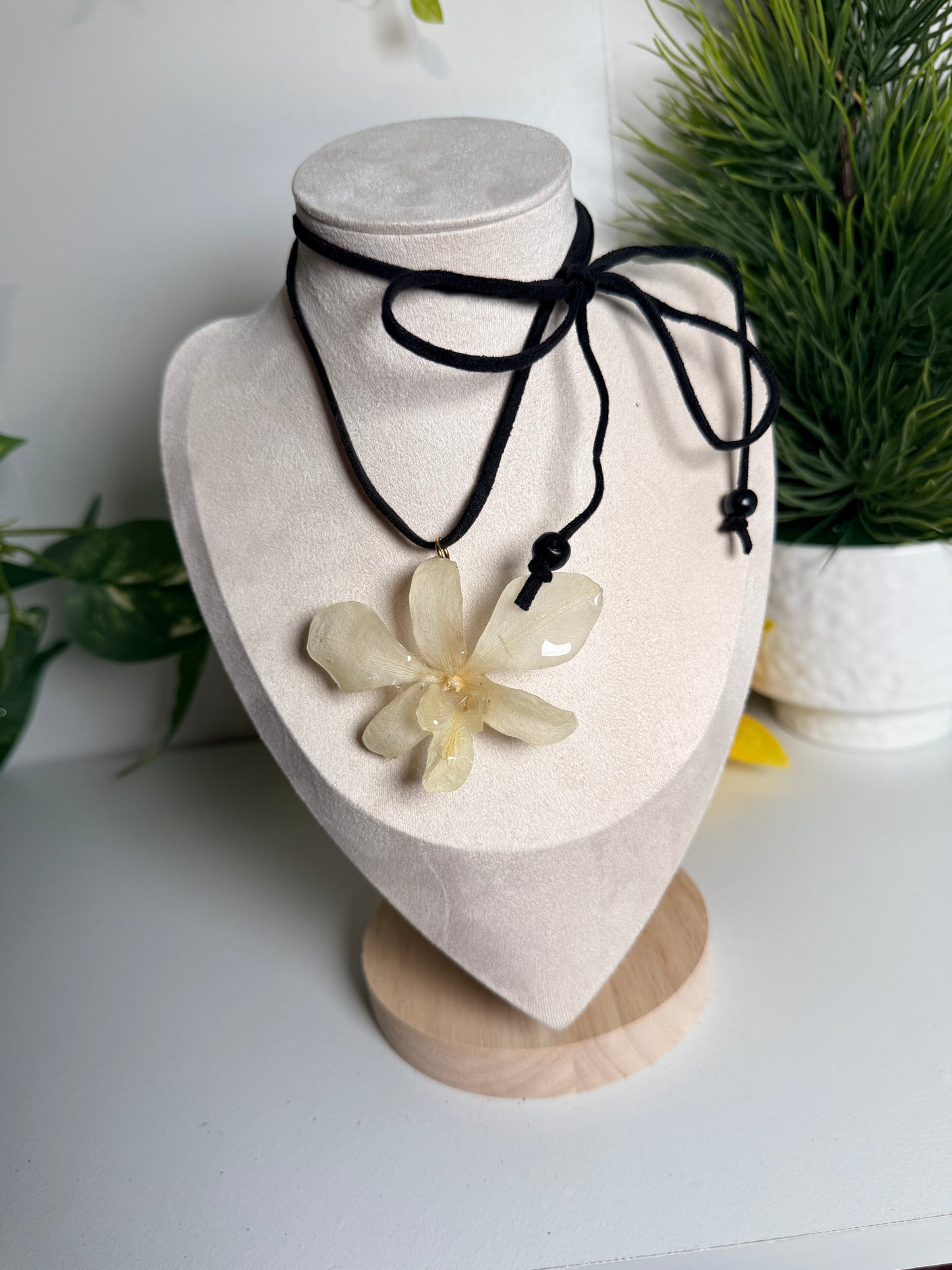 Cream Dendrobium choker