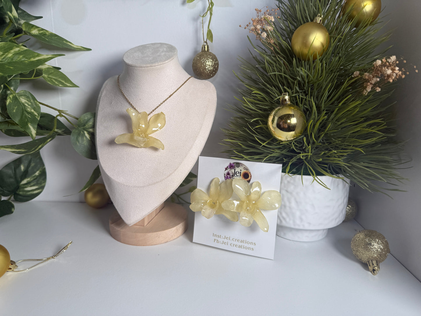 Dendrobium Orchid stud set ❤️