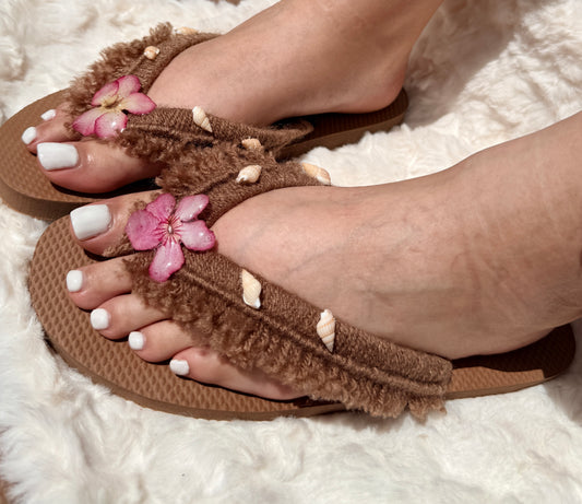 Desert Rose Shell Sandals(size medium 9-10)