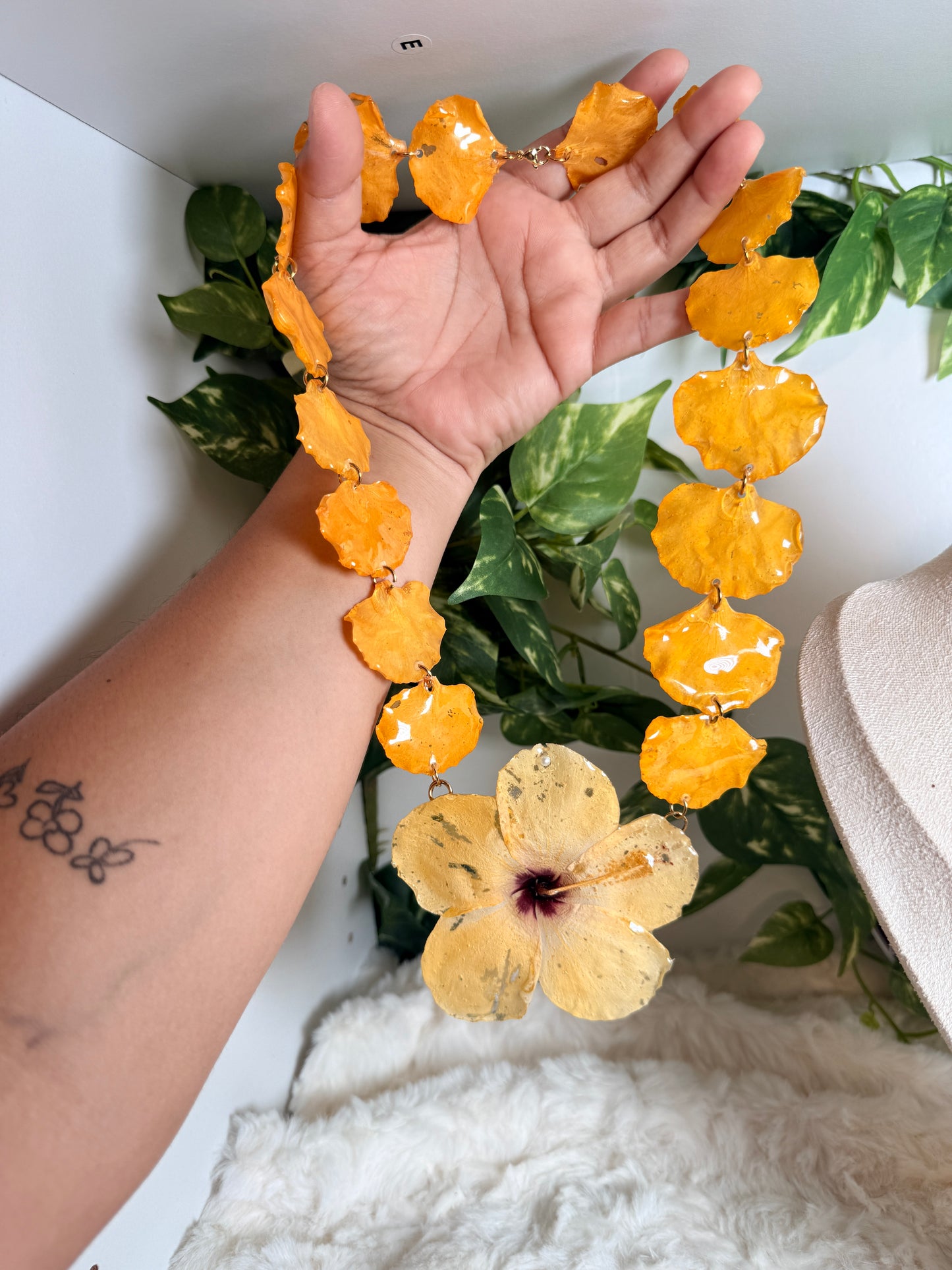 Golden Flamboyán Hibiscus Necklace