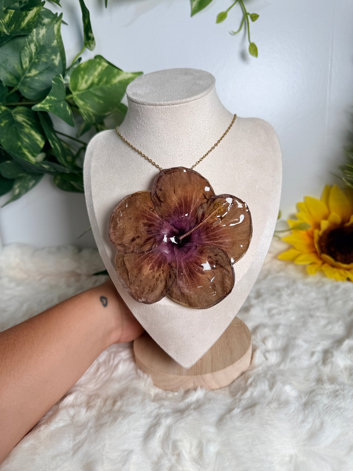 Mocha Bloom – Hibiscus Necklace