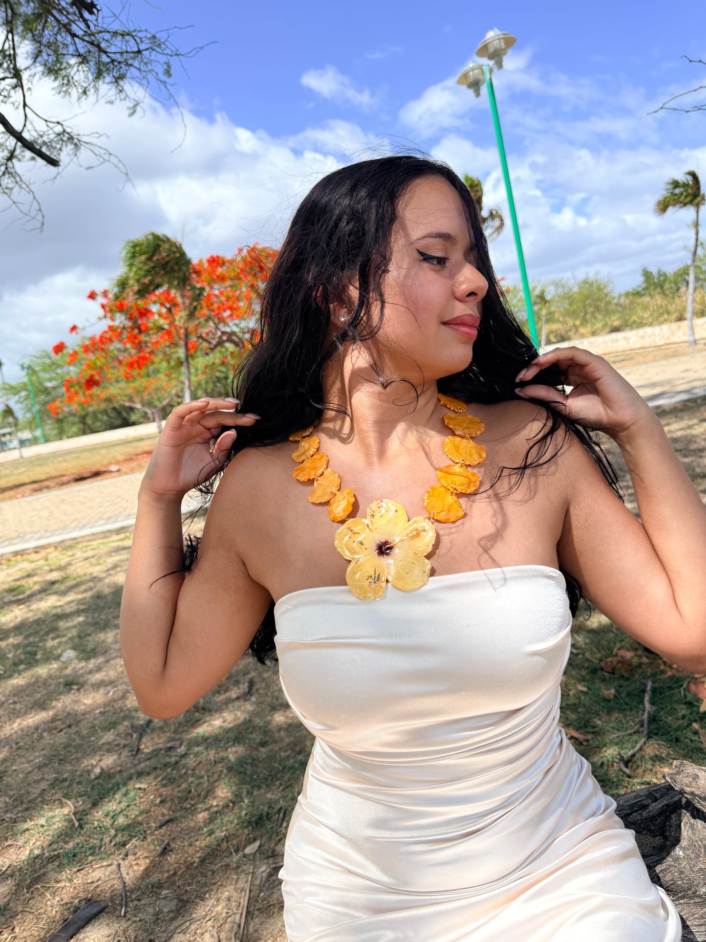 Golden Flamboyán Hibiscus Necklace