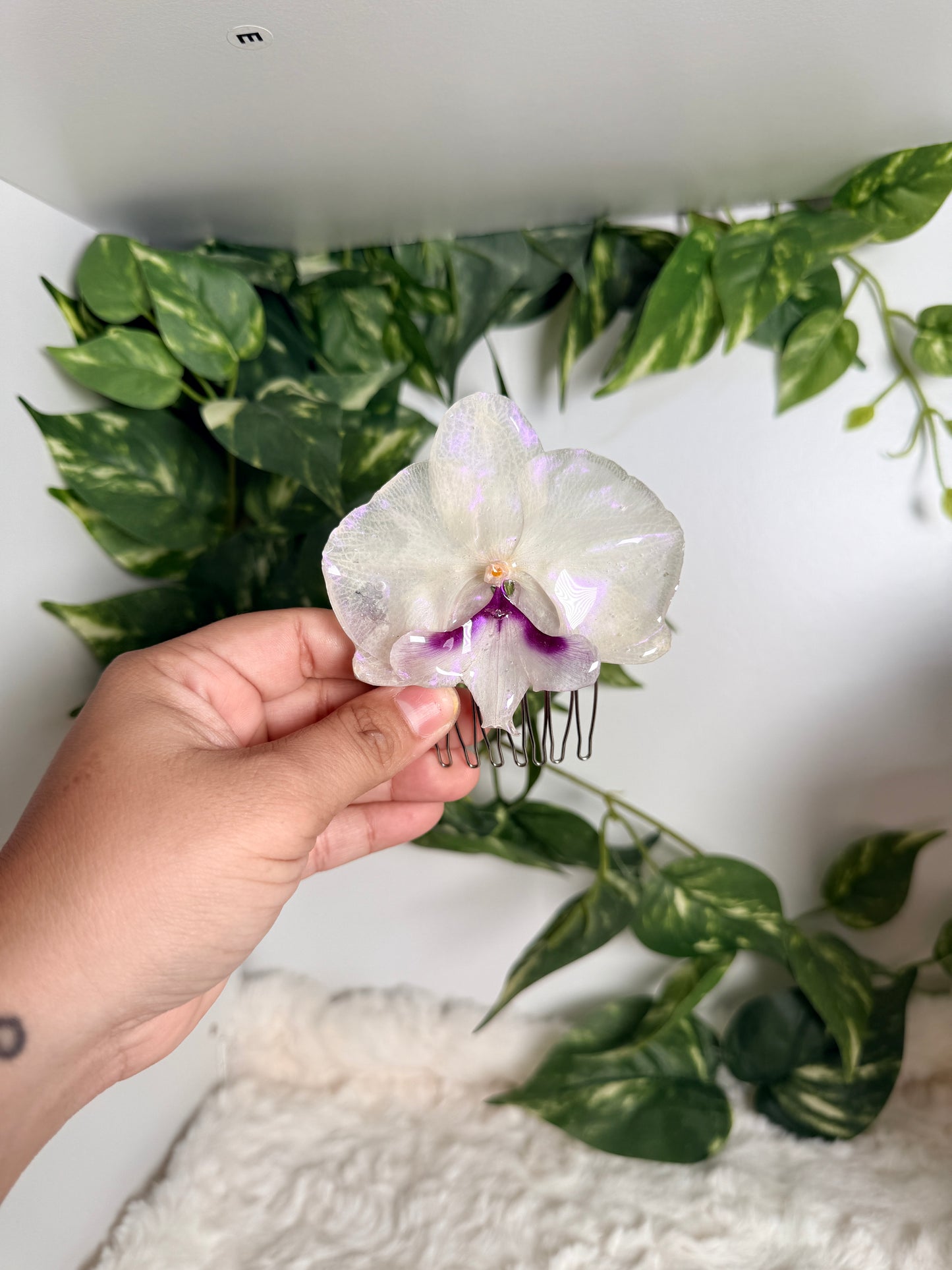 Amethyst Glow – Orchid Hair Comb