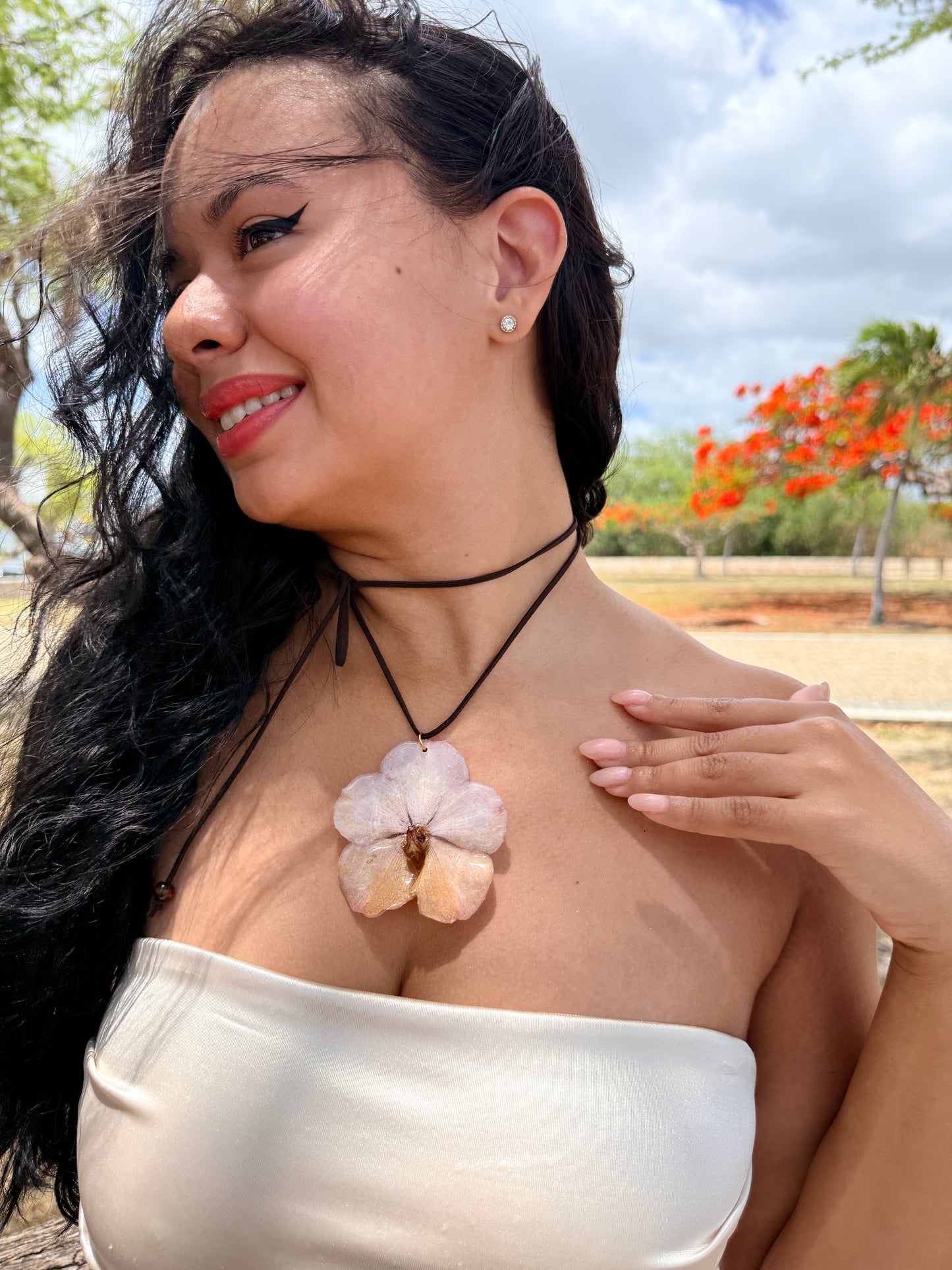 Vanda Champagne Choker
