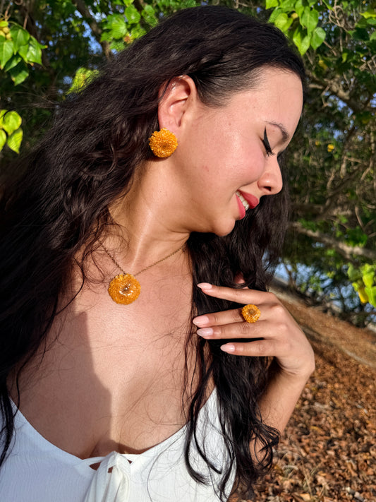 Golden Pom Set(aretes+sortija+cadena)