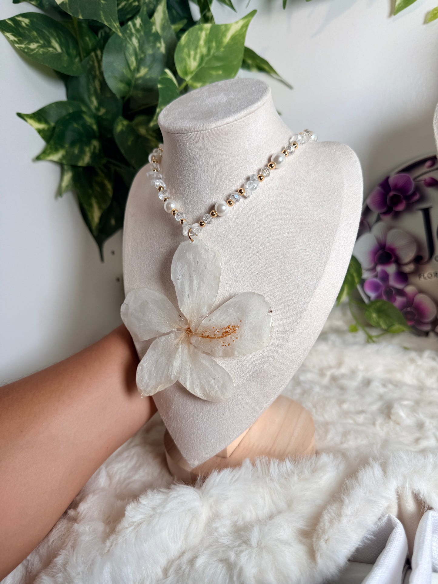 Ivory Hibiscus Éclat Necklace