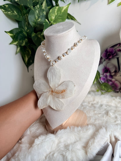 Ivory Hibiscus Éclat Necklace