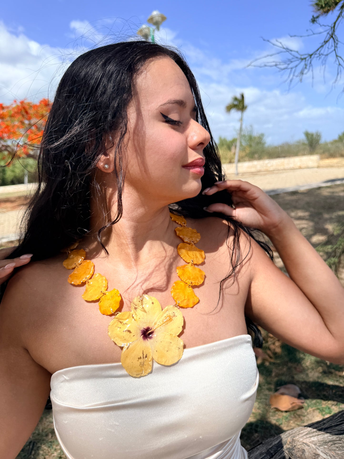 Golden Flamboyán Hibiscus Necklace