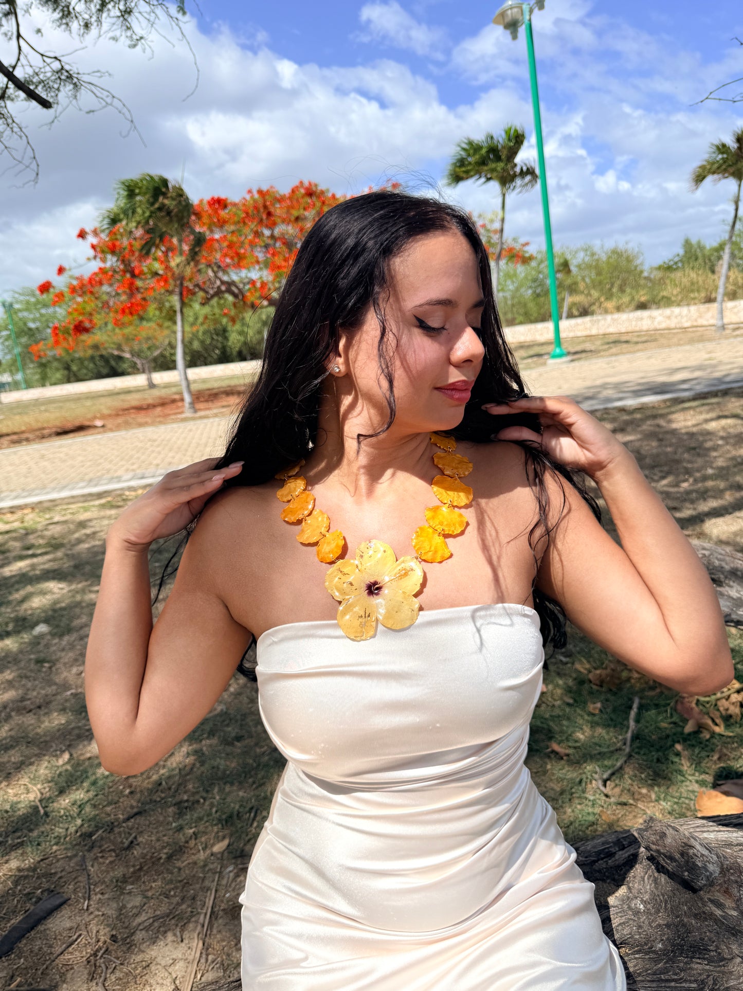 Golden Flamboyán Hibiscus Necklace
