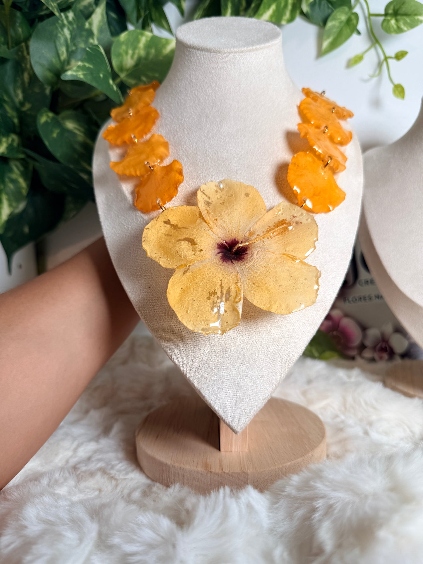 Golden Flamboyán Hibiscus Necklace