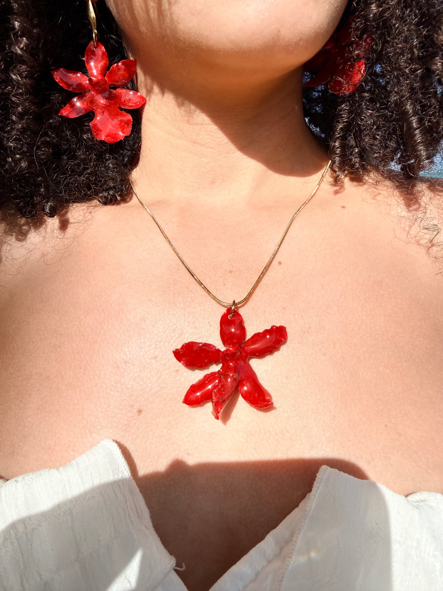 Red orchid set (aretes + cadena)