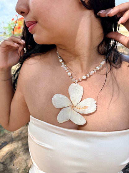 Ivory Hibiscus Éclat Necklace