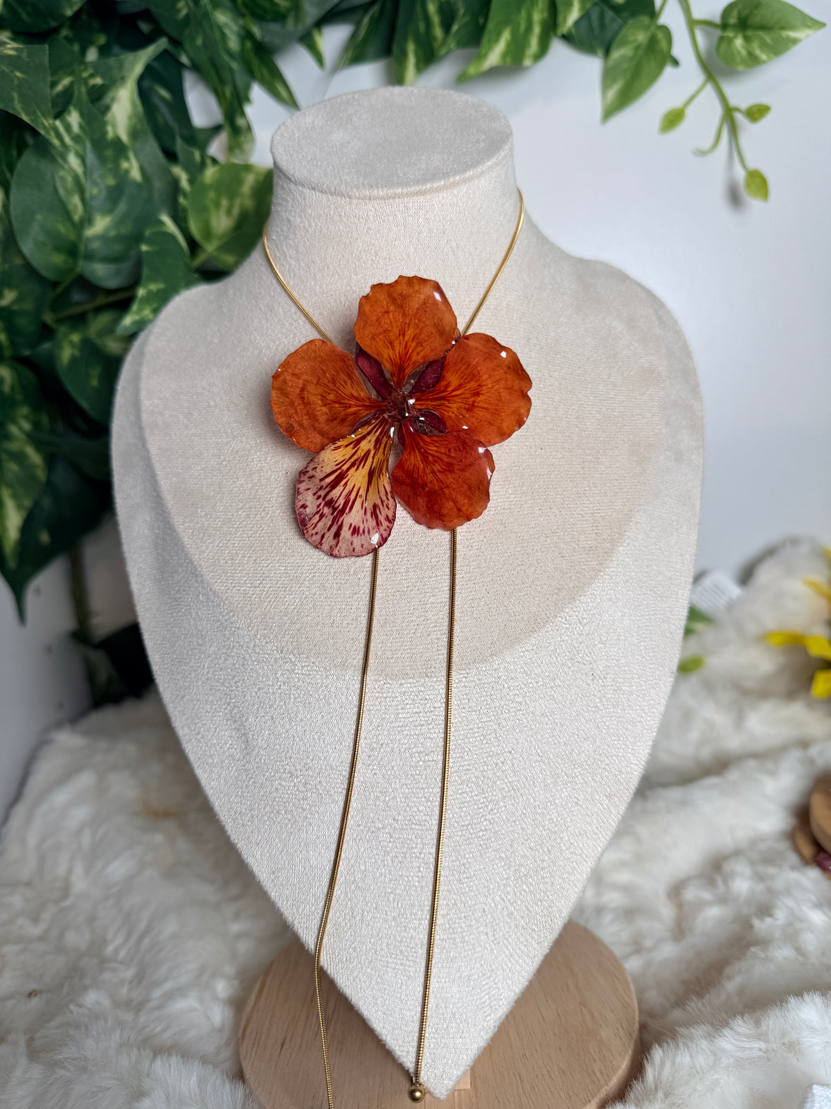 Lariat necklace (Flamboyan)