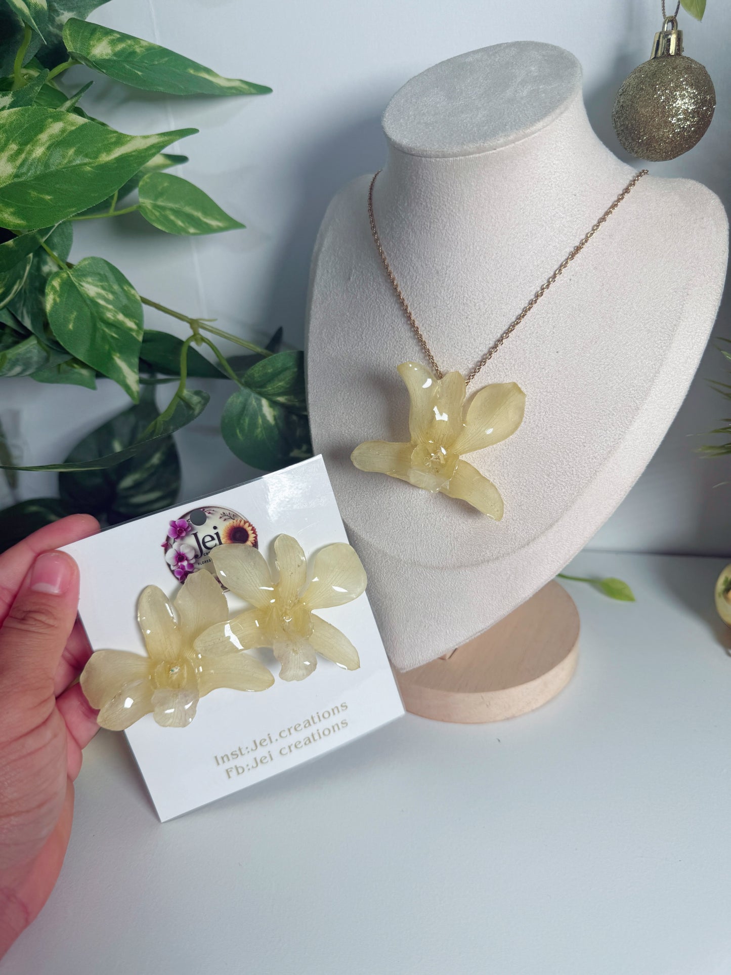 Dendrobium Orchid stud set ❤️