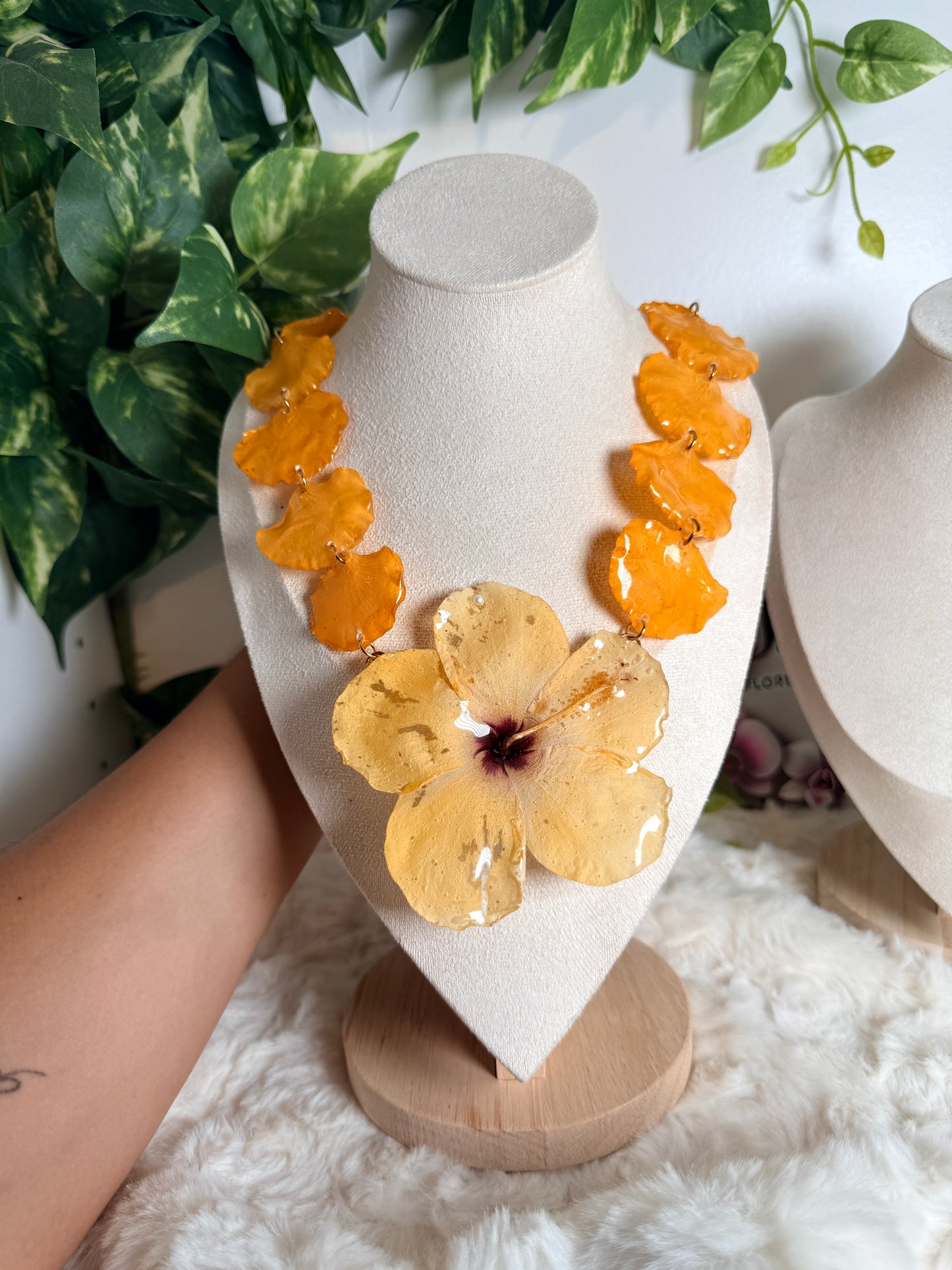 Golden Flamboyán Hibiscus Necklace