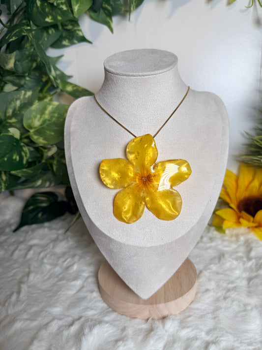 Campana amarilla necklace
