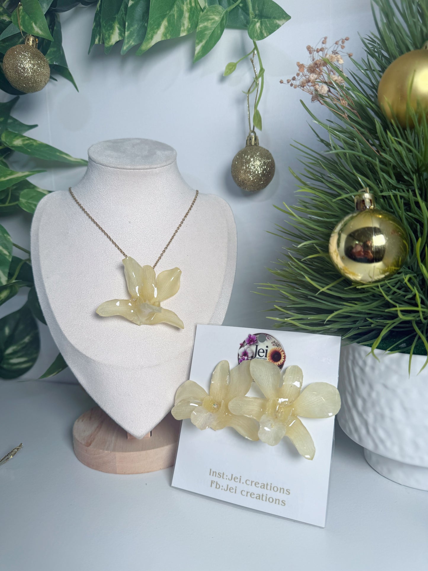 Dendrobium Orchid stud set ❤️