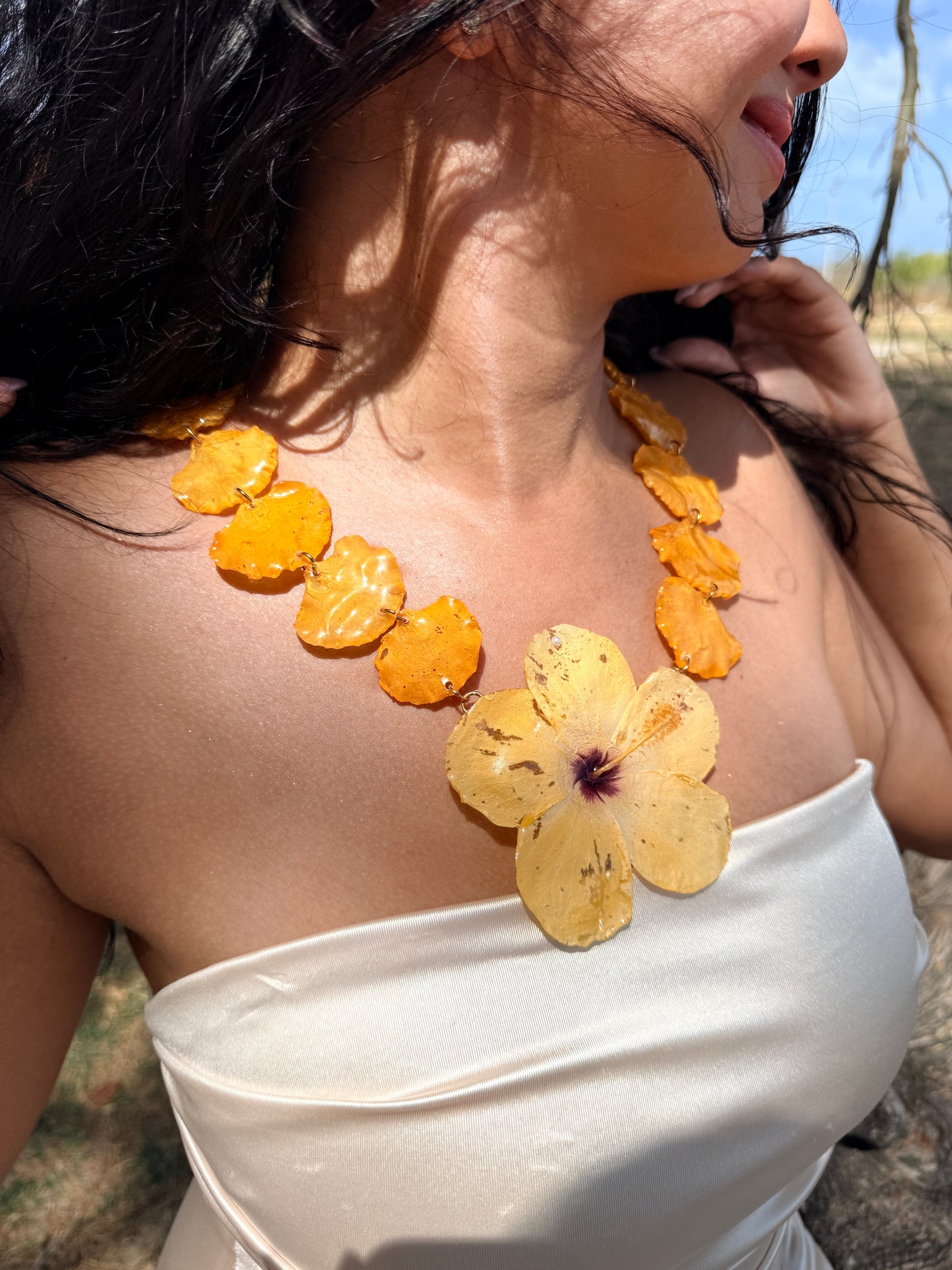Golden Flamboyán Hibiscus Necklace