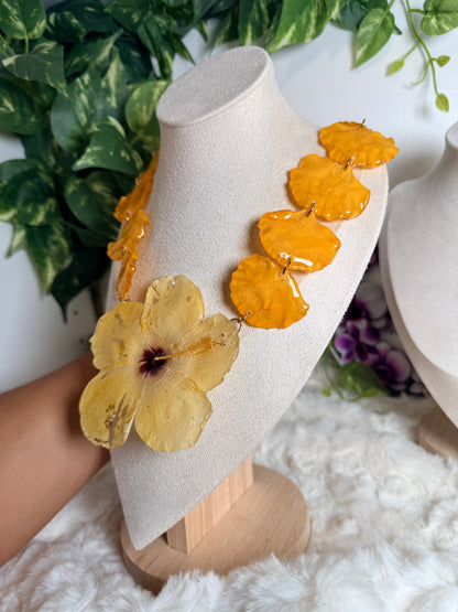 Golden Flamboyán Hibiscus Necklace