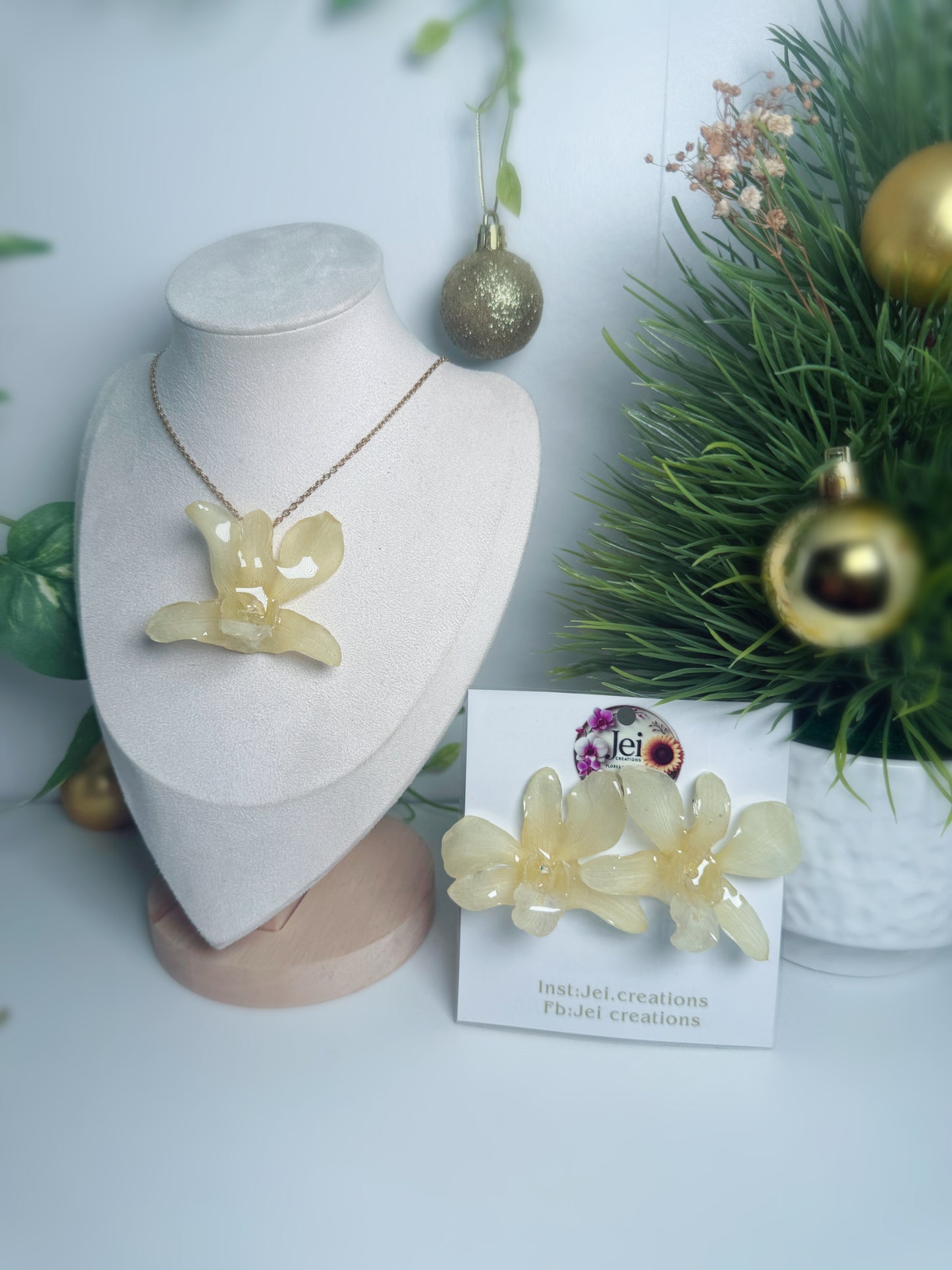 Dendrobium Orchid stud set ❤️