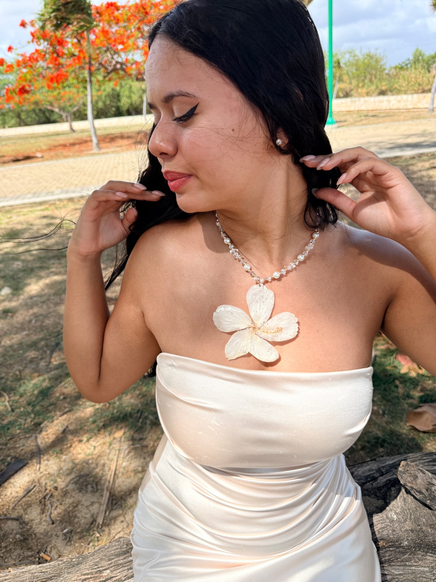Ivory Hibiscus Éclat Necklace