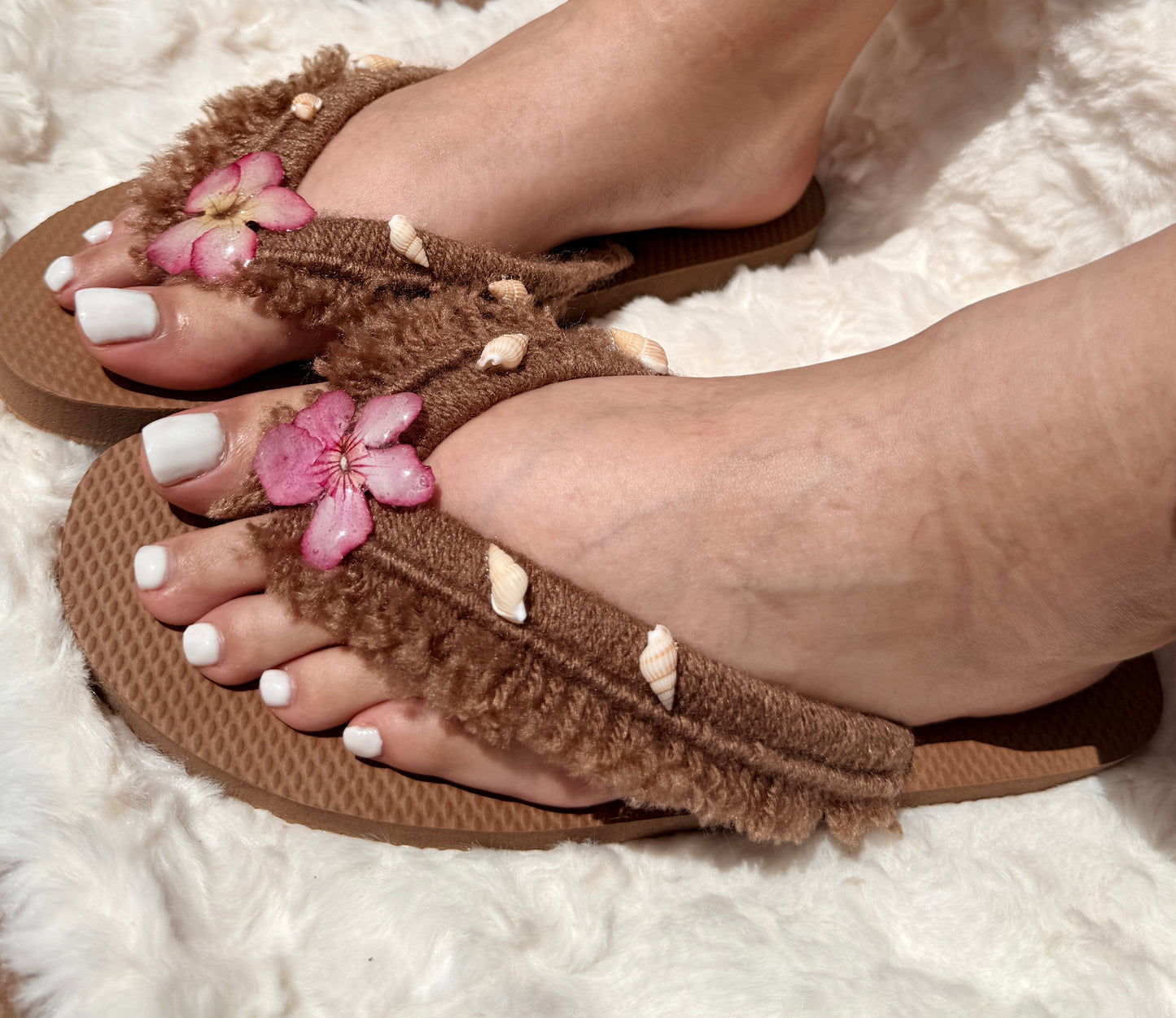 Desert Rose Shell Sandals(size medium 9-10)