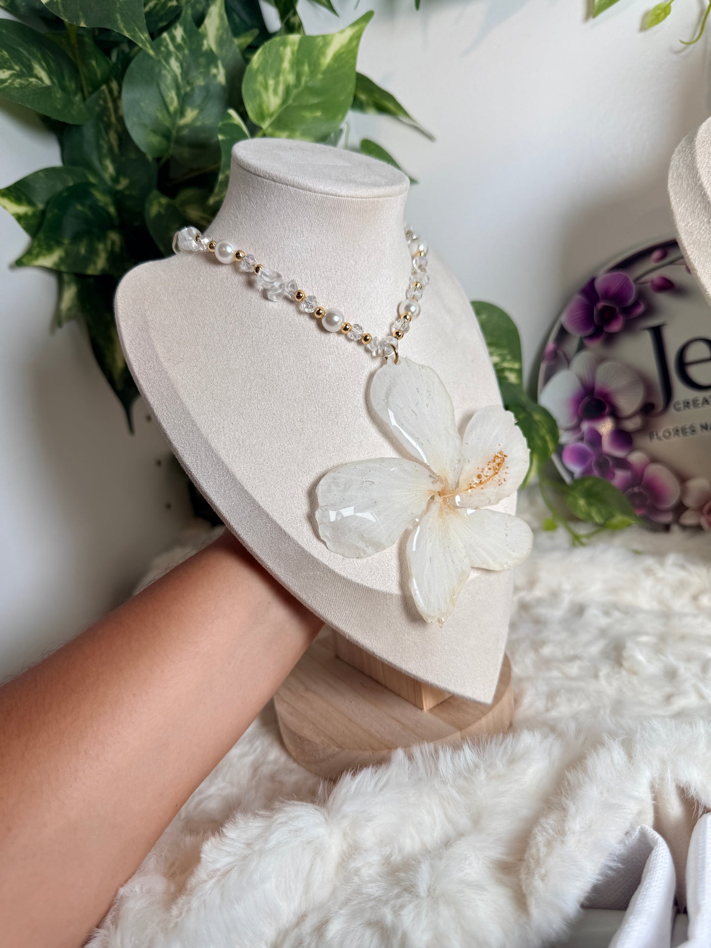 Ivory Hibiscus Éclat Necklace