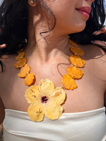 Golden Flamboyán Hibiscus Necklace