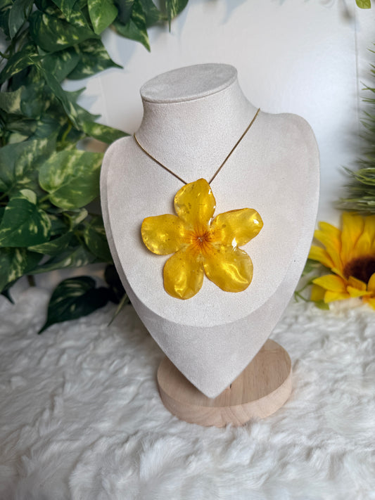 Campana amarilla necklace