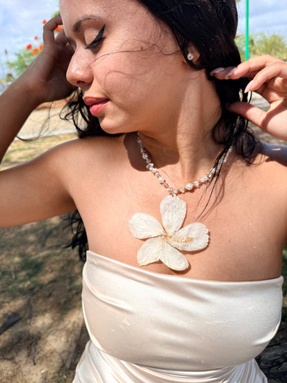 Ivory Hibiscus Éclat Necklace