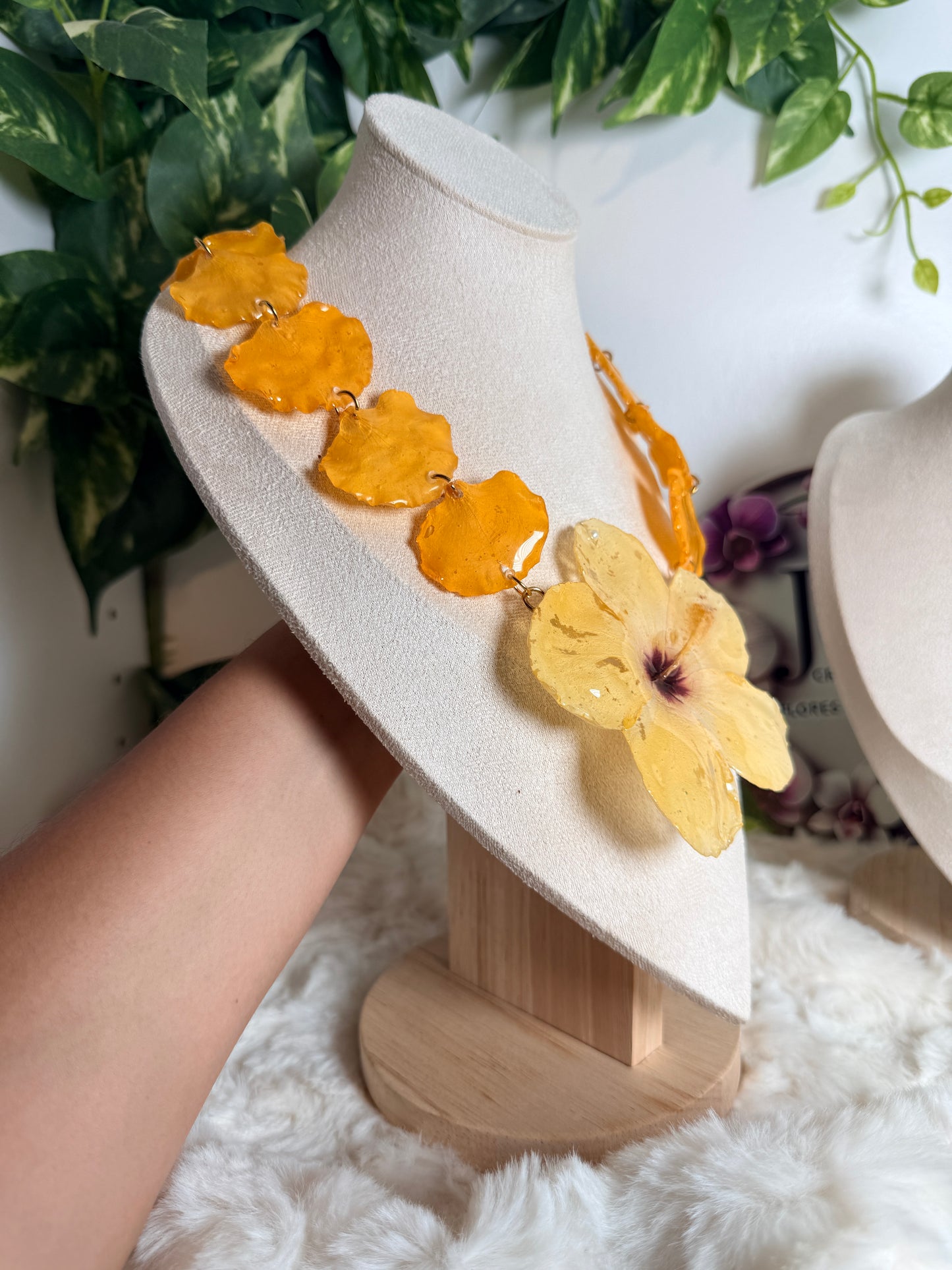 Golden Flamboyán Hibiscus Necklace