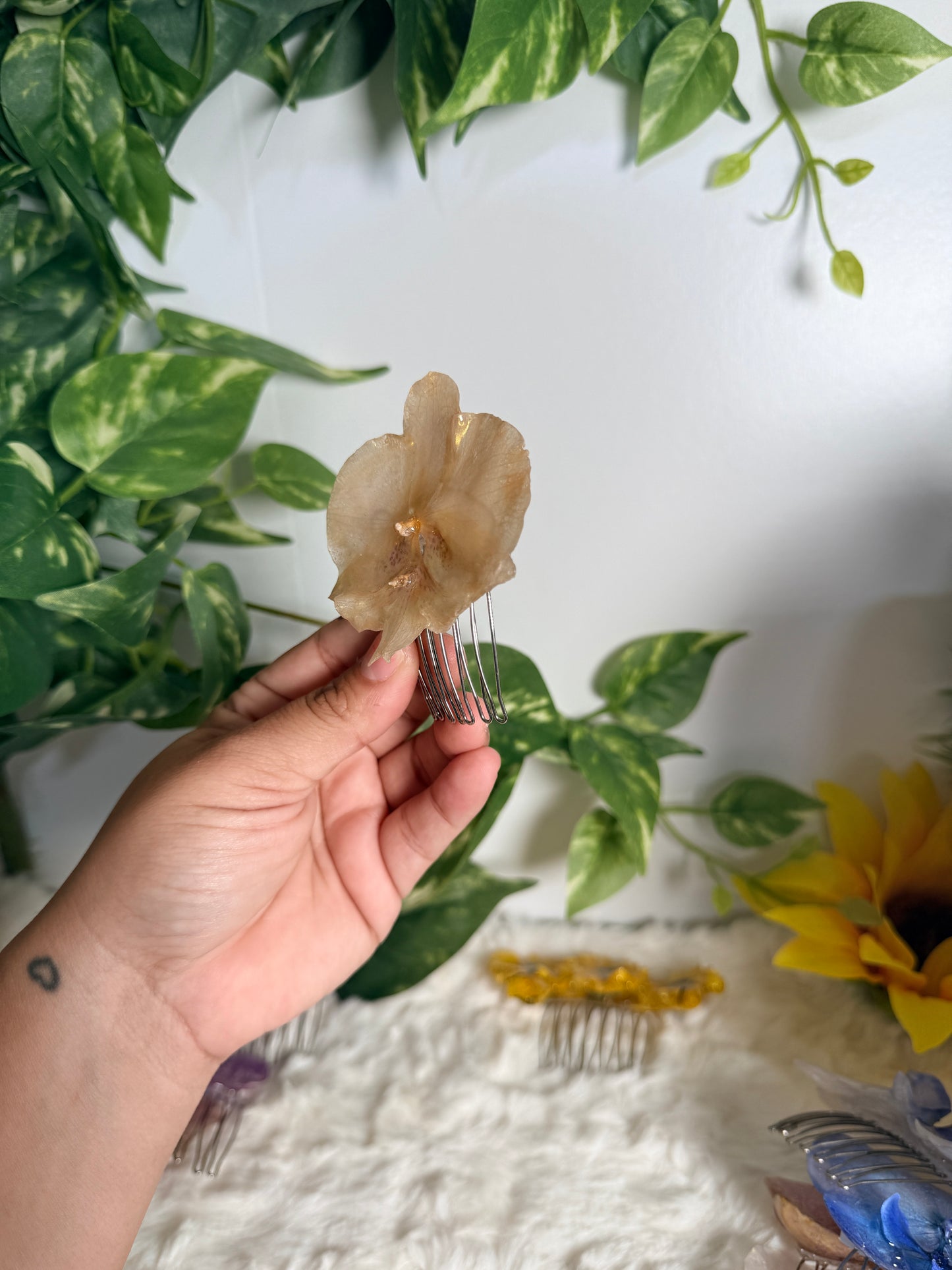 Golden Orchid Glow Hair Comb