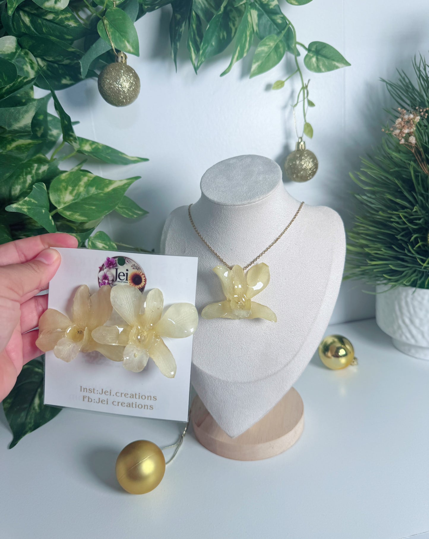 Dendrobium Orchid stud set ❤️