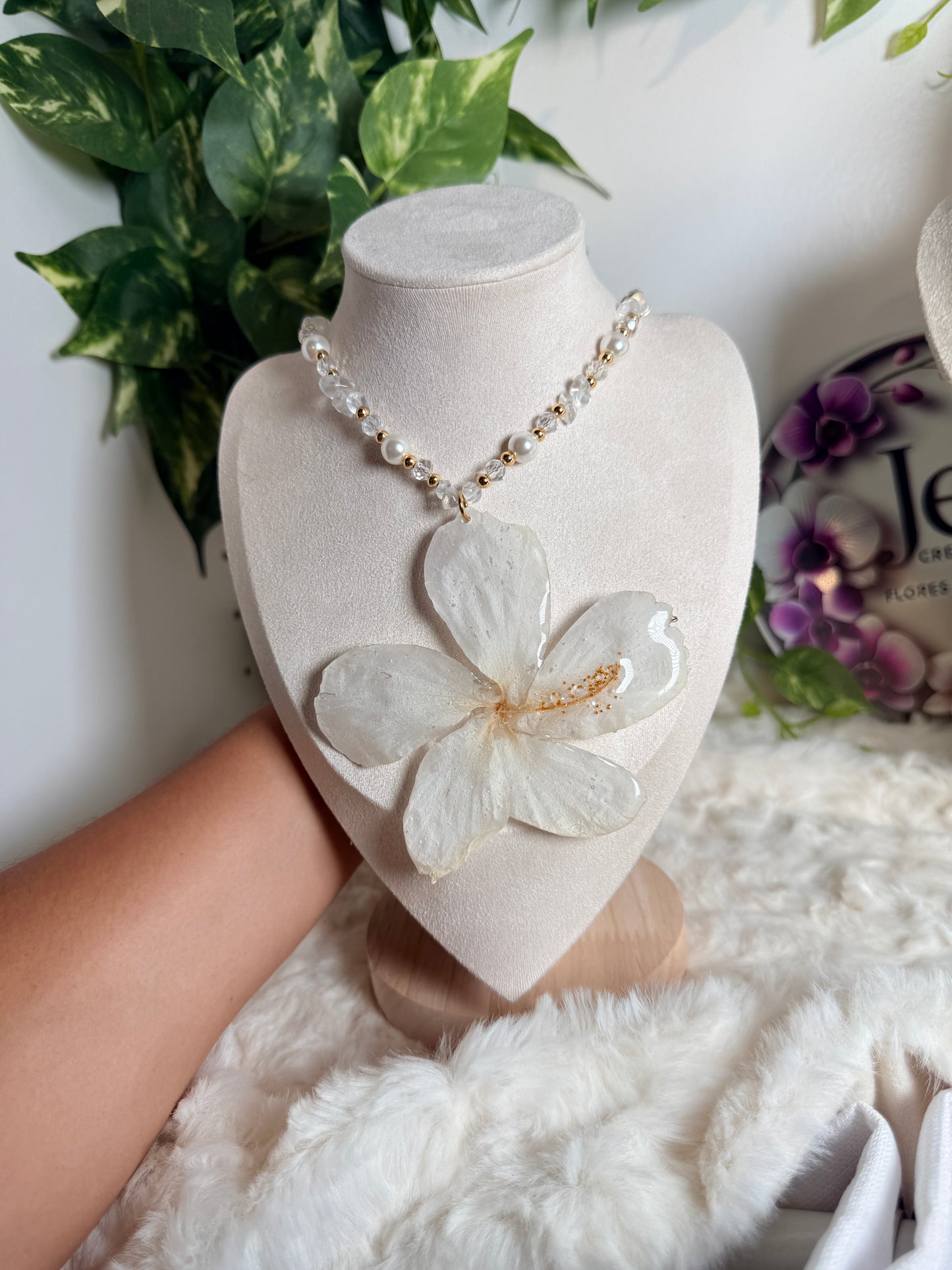 Ivory Hibiscus Éclat Necklace
