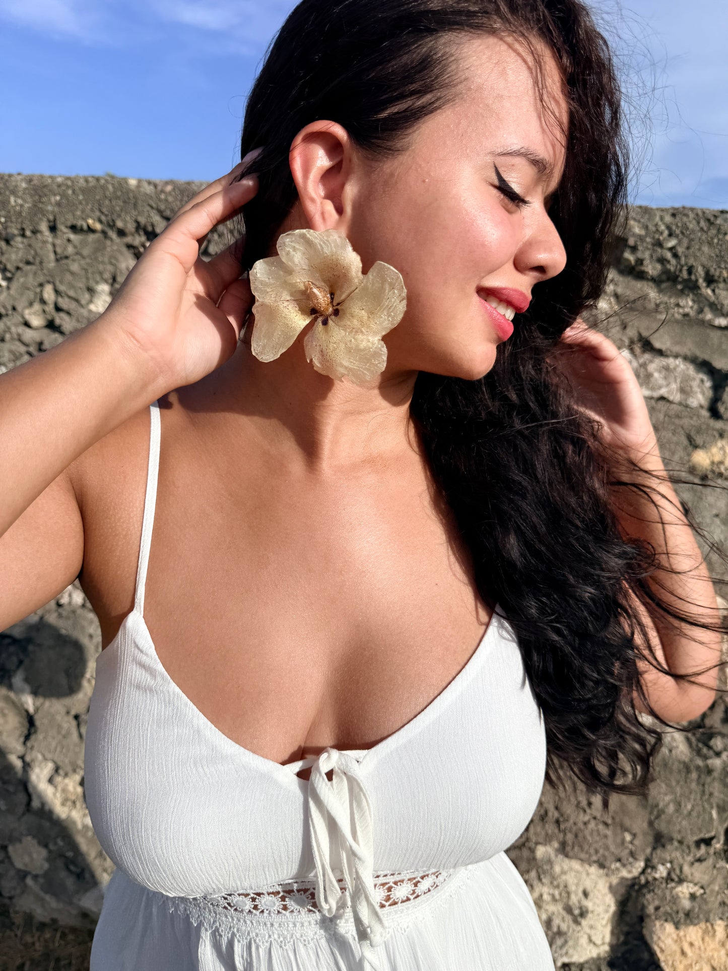 Champagne Frescura Flower Stud Earrings