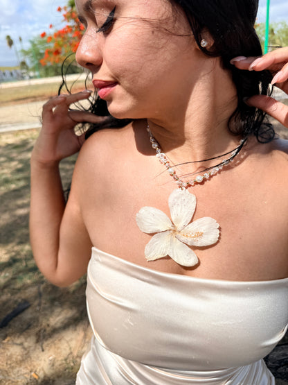 Ivory Hibiscus Éclat Necklace
