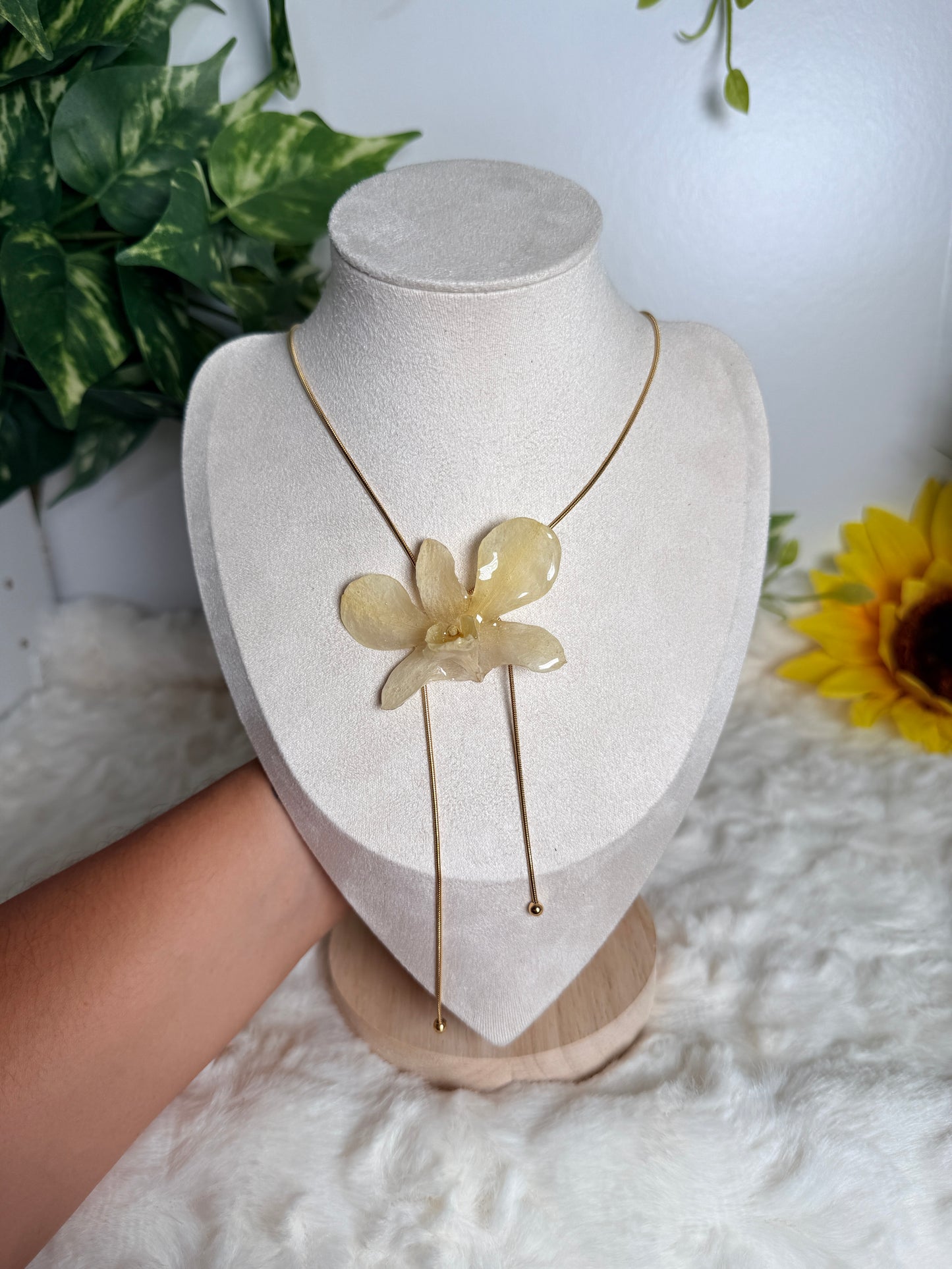 Ivory Bloom – Lariat Orchid Necklace